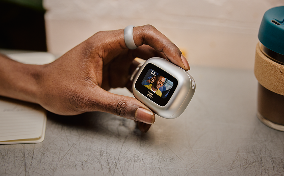 JBL Live Beam 3 Convenient Smart Charging Case&trade; for app-free control - Image