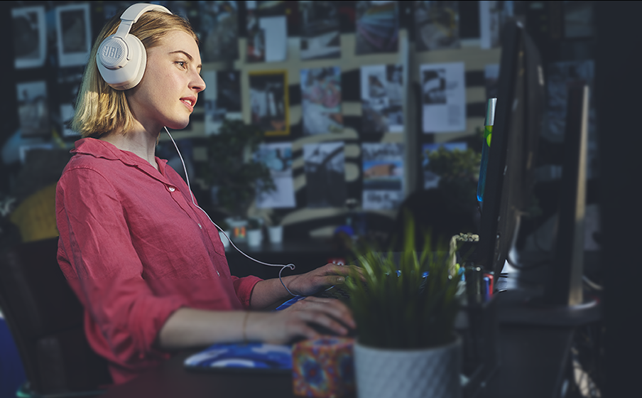 JBL Quantum 100M2 Play even longer with comfortable, breathable fabric ear cushions - Image