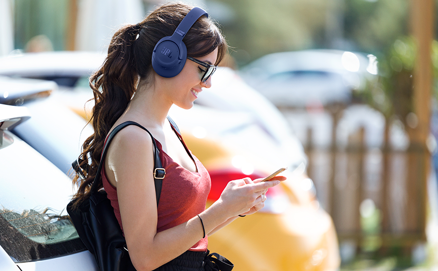 JBL Tune 780nc lifestyle03 blue - JBL Tune 780NC