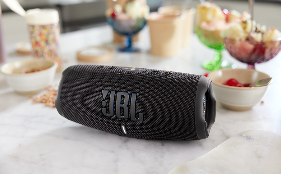 JBL Charge 5 Wi-Fi SE Multi-speaker connection by Auracast™ - Image